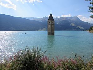 Lago di Resia - панорама (21060362932) .jpg