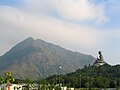 Saaren korkein kohta, Lantau Peak, kohoaa 934 metrin korkeuteen.