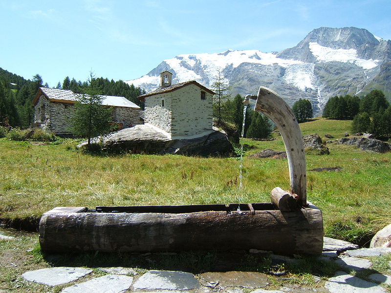 File:LeMonal-fontaine-chapelle-Savoie.JPG