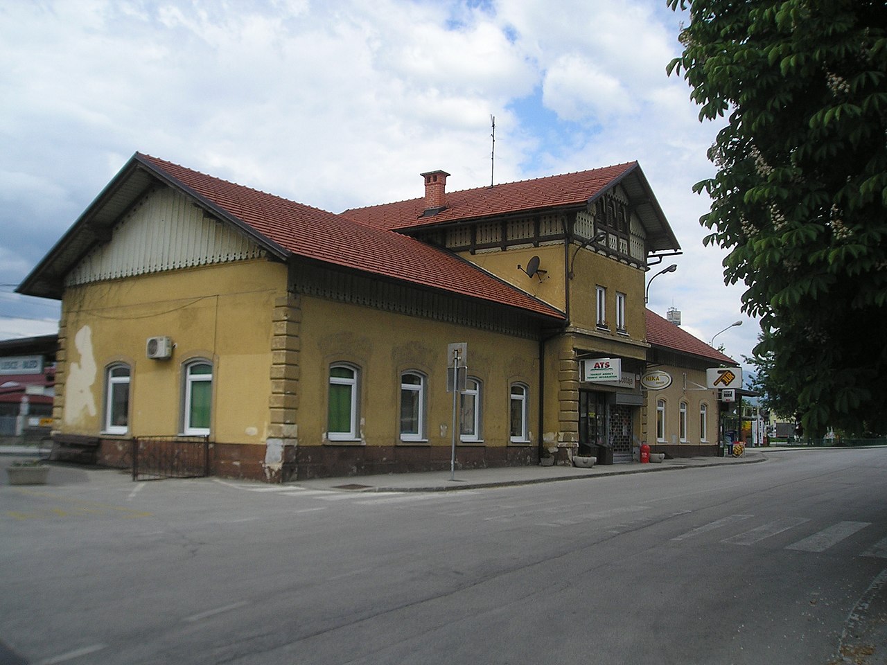 File:Lesce-Bled-train station-front.jpg - Wikimedia Commons