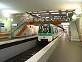 Une rame quitte la station de métro Villejuif - Paul Vaillant-Couturier en direction de La Courneuve