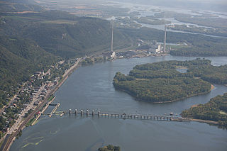 Lock and Dam No. 4 Dam in Alma, Buffalo County, Wisconsin / Greenfield Township, Wabasha County, Minnesota, United States.