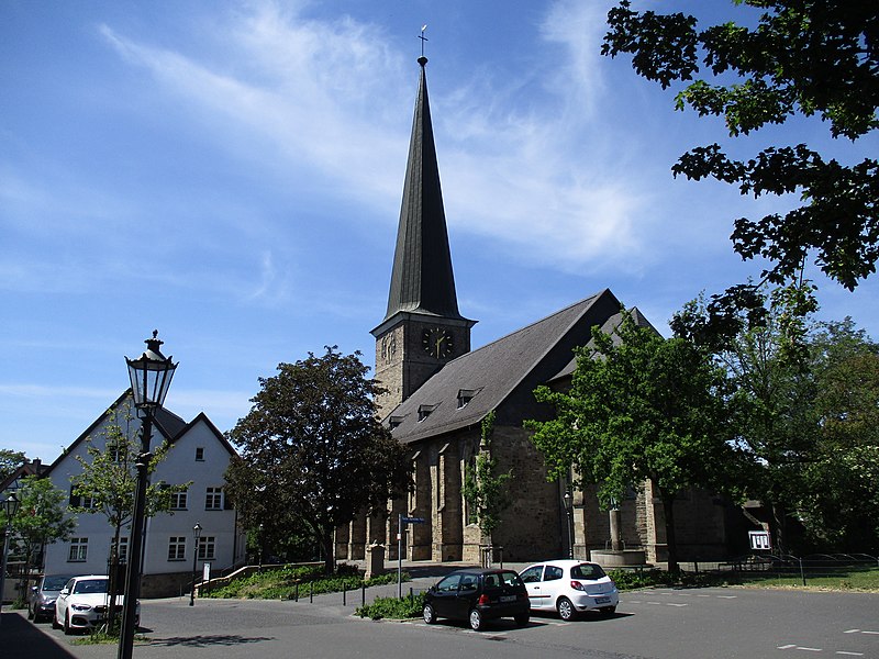 File:MH-Kirchenhügel-Petrikirche.jpg