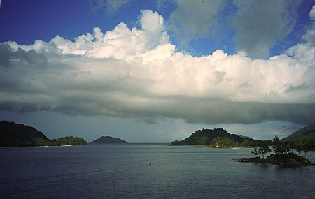 Mahe Beach o poranku