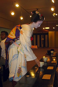 Maiko preparanta tetasojn.