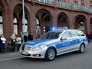 Синяя полицейская машина. Мерседес Polizei. W212 полиция Polizei. Мерседес w212 в полиции. Мерседес е200 полиция.