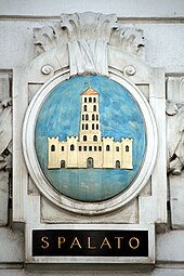 Wappen von Split auf dem einst von der Marinesektion des k.u.k. Kriegsministeriums genutzten Amtsgebäude Marxergasse 2 in Wien. Im amtlichen Gebrauch der k.u.k. Marine wurden die Namen in italienischer Sprache verwendet.