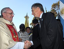 Macri serrant la main de l'archevêque Jorge Bergoglio (aujourd'hui le pape François)