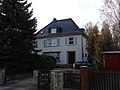 Villa mit Garten und Einfriedung