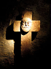 Merovejský kříž v kryptě katedrály