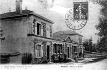 Meyrieu-les-étangs, mairie et écoles en 1913, p 124 de L'Isère les 533 communes - P Bignon éditeur à St-Jean-de-Bournay.jpg