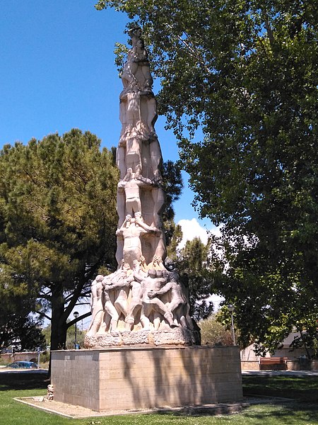 File:Monument als Castellers (el Vendrell) 01.jpg