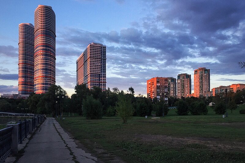 File:Moscow, Prospect Mira 188, Tricolor buildings and Aqueduct park (31636771825).jpg