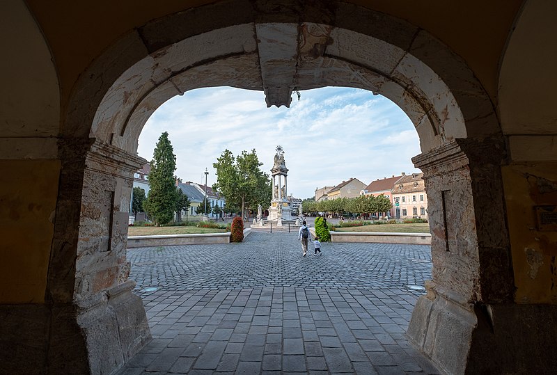 File:Mother and child walk by the Holy Trinity statue (Esztergom , Hungary).jpg