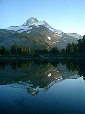 Vue du mont Jefferson depuis le lac Russel à Jefferson Park, au nord, avec le glacier Whitewater à sa gauche.