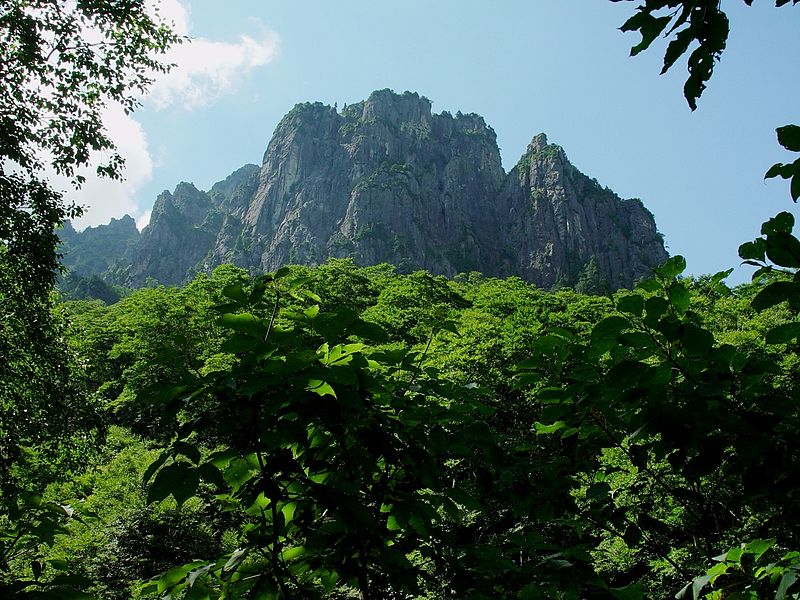 File:Mount Shakujo from Kuriyatani 2002-8-29.jpg