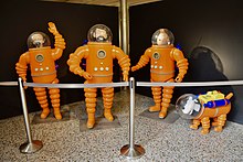 Figurines de grande taille représentant le capitaine, le professeur Tournesol, Tintin et Milou en tenue d'astronautes.