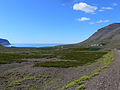 Blick zum Fjordausgang. Im Hintergrund der frühere Häuptlingssitz Núpur.