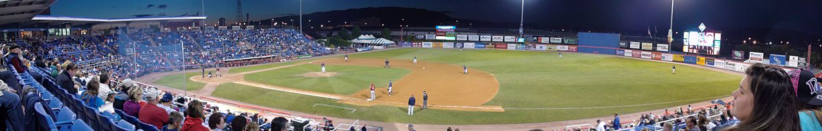 Panoramic view of the Binghamton Mets on the field at Mirabito Stadium