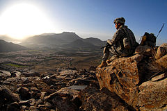 Чечня здесь не афган. Горы Афгана война. Солдат в горах. Солдат в горах Афганистана. Война в горах.