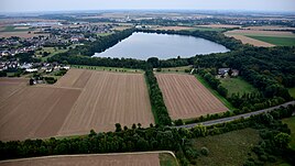 Resmin sol kenarında Füssenich ile Neffelsee