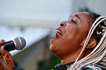 La chanteuse et auteure-compositrice sud-africaine d'afro-soul Nomfusi. (définition réelle 5 472 × 3 648)