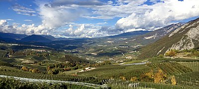 Das Nonstal vom Val Sporeggio mit Blickrichtung Norden. Im Hintergrund rechts der Mendel- und links der Ilmenkamm