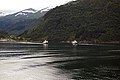 To færger mødes på Norddalsfjorden mellem Linge og Eidsdal