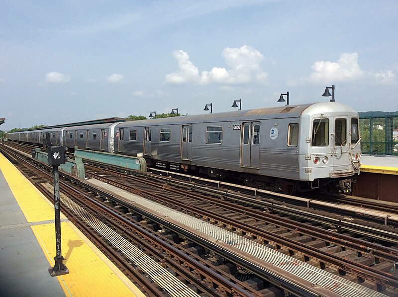 File:Northbound R46 A train at 88 St.jpg