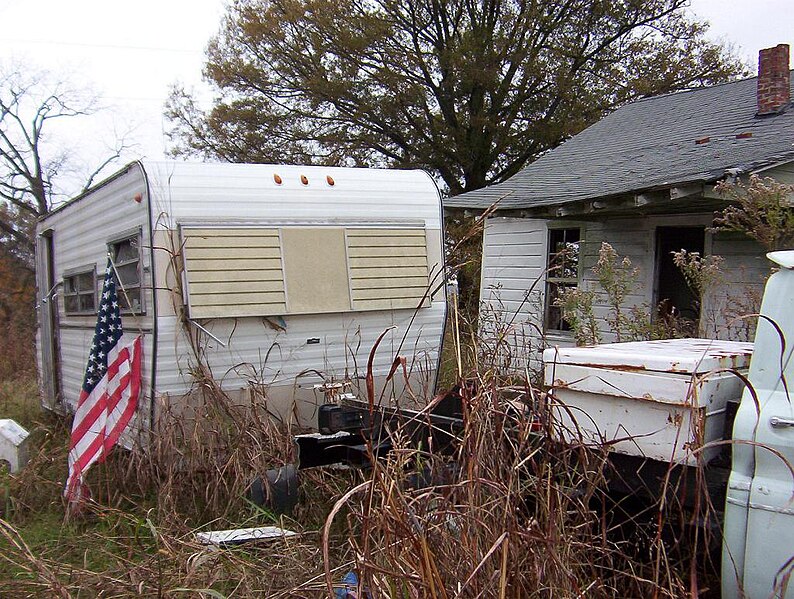 File:Nutbush TN abandoned camper.jpg