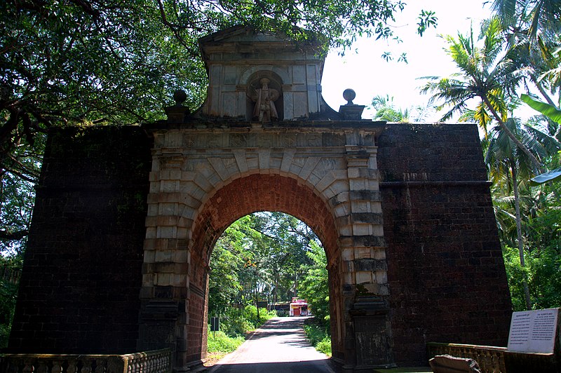 File:Old Goa,Arch of Viceroy.jpg