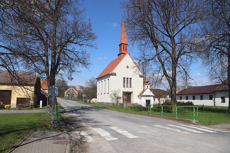 File:Overview of road and chapels in Dědice, Třebíč District.jpg