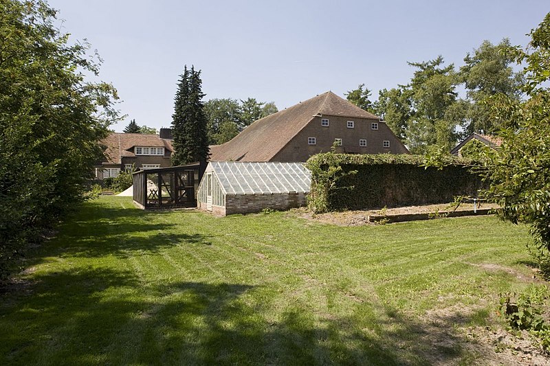 File:Overzicht boerderij gezien vanuit achtertuin - Valthermond - 20414553 - RCE.jpg