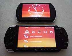 PSP מלמטה ו-PSP Go מלמעלה