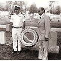 שמחה דיניץ שגריר ישראל בארצות הברית ואל"ם אלי רהב בהנחת זר על מצבת אורד צ'ארלס וינגייט, בבית הקברות הלאומי ארלינגטון יולי 1976.