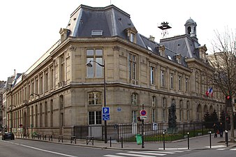 Mairie de l'arrondissement au no 73.