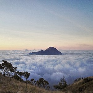 Pemandangan_Gunung_merapi_dari_Gunung_Merbabu