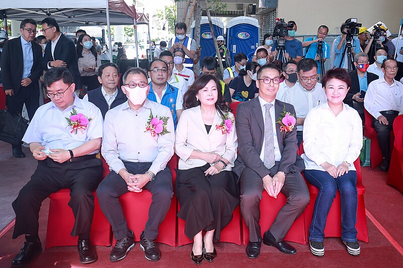 File:People at the Beam raising ceremony of a Building in Taichung 01.jpg