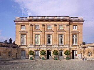 El petit Trianon, apartamento que Madame de Pompadour, amante de Luis XV y promotora del Rococó, se hizo construir para alejarse del ambiente palaciego de Versalles.
