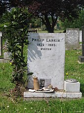 Lapide che segna la tomba di Larkin al cimitero di Cottingham, Cottingham, East Riding of Yorkshire.  La lapide è grigio chiaro e ha un vaso per fiori incorporato a livello del suolo sul lato destro.  Quando è stato visto nel 2008 c'era un piccolo cespuglio verde che cresceva alla sua sinistra.  La lapide è incisa con le parole "Philip Larkin 1922–1985 Writer" su tre righe con le date sulla riga centrale.  Si trova in un cimitero con altre lapidi.