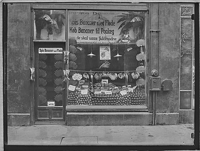 Banana shop at Pilestræde 40, 1923.