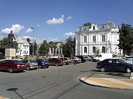 View of the central square with the Art Gallery on the right and City Hall on the left.