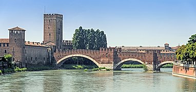 Die flussaufwärts gelegene Ponte Vecchio mit der Scaligerburg links