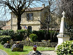 La mairie et le monument aux morts.