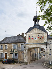 Porte d'Orléans à Cravant.