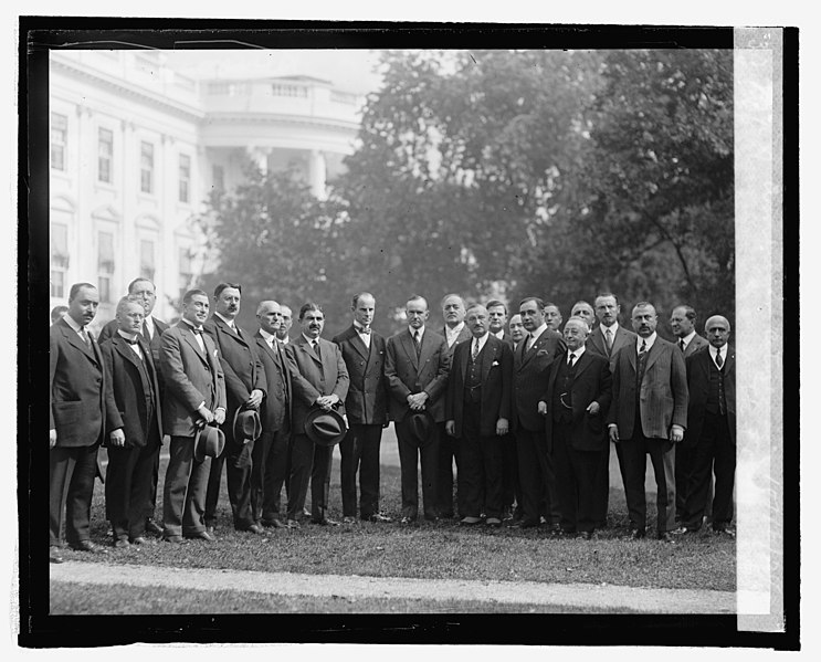 File:Pres. Coolidge with foreign born American citizens, 10-16-24 LOC npcc.12426.jpg