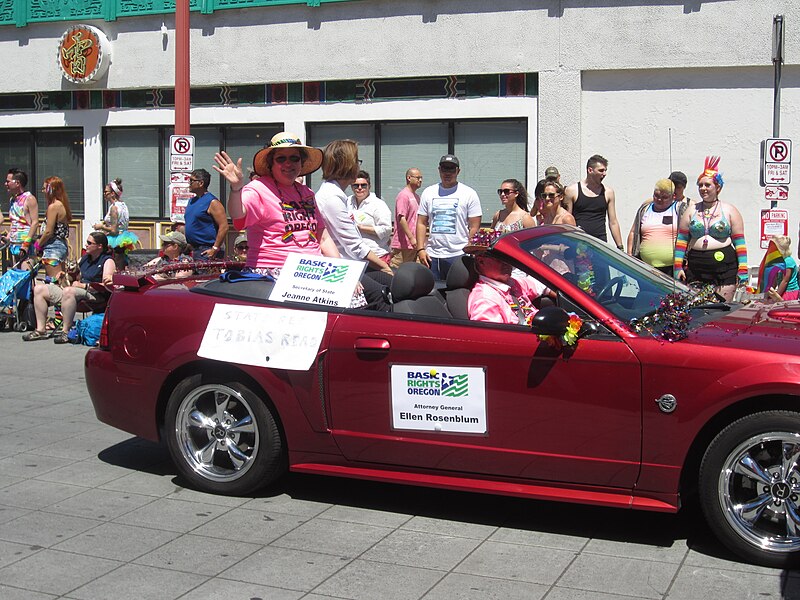 File:Pride parade, Portland, Oregon (2015) - 169.JPG