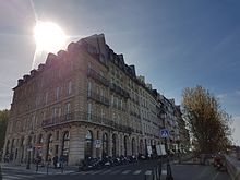 Le carrefour du quai de l'Horloge et de la place Dauphine, correspond à l'emplacement de la Brasserie Dauphine où Maigret déjeune quelquefois.