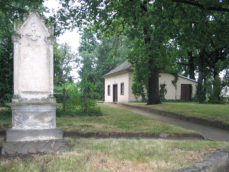 Der Alte Friedhof oder Pestfriedhof 800px-Radebeul_Alter_Friedhof_Parentationshalle