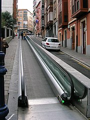 Loopband op hellende straat in Portugalete, in de Spaanse regio Baskenland